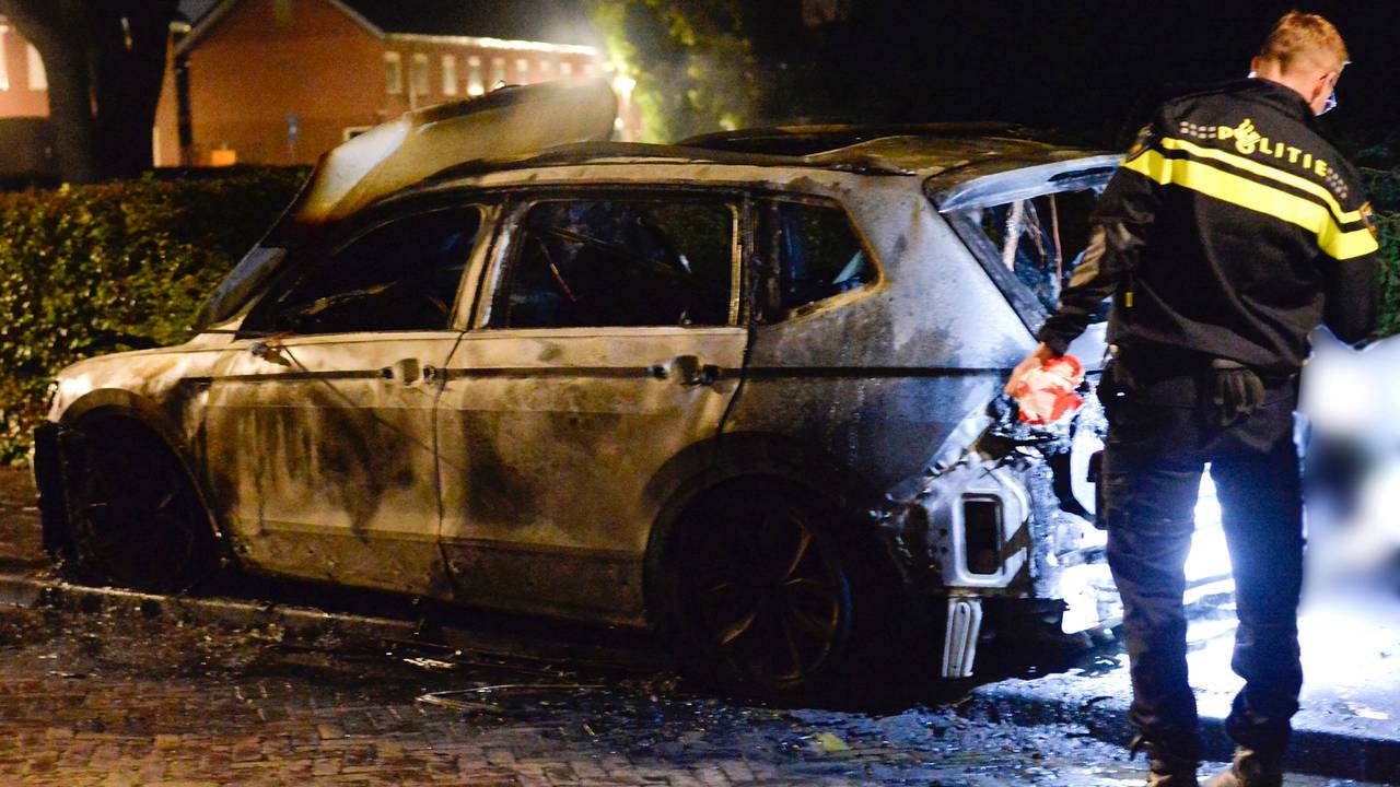 Auto door brand verwoest in Breda (Foto: Perry Roovers/SQ Vision)