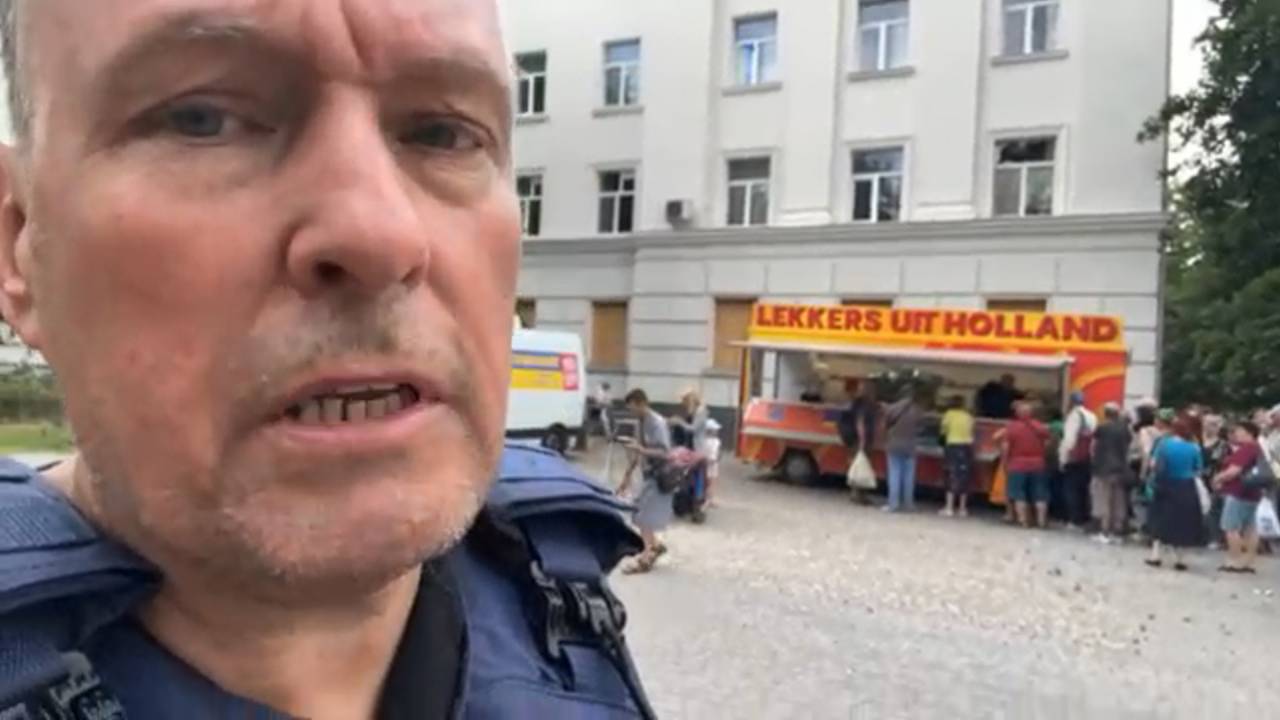 Franky bij zijn frietkar die in Cherson staat.