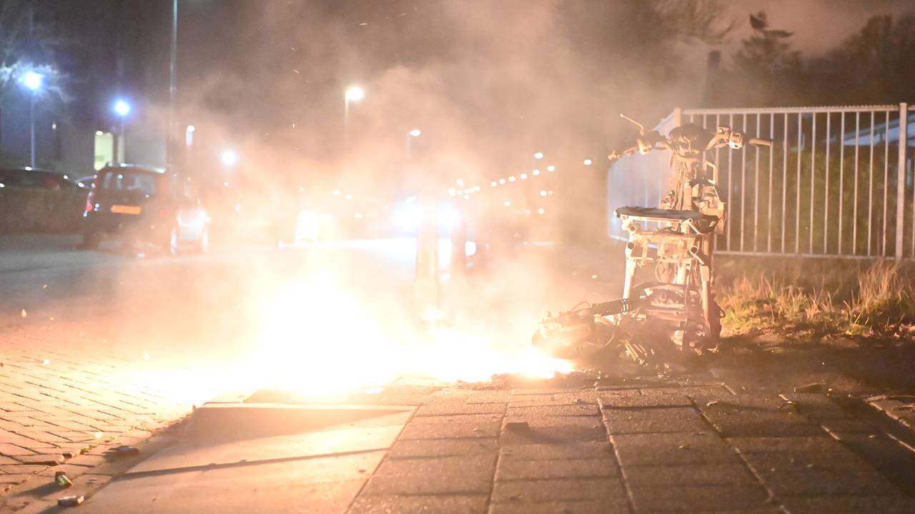 Het was al de zoveelste scooterbrand in Breda (foto: Perry Roovers/SQ Vision).