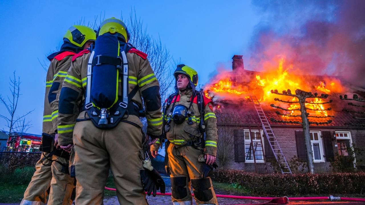 Een grote brand in de rieten kap van een woonboerderij in Lennisheuvel in 2023 (foto: Dave Hendriks/SQ Vision).