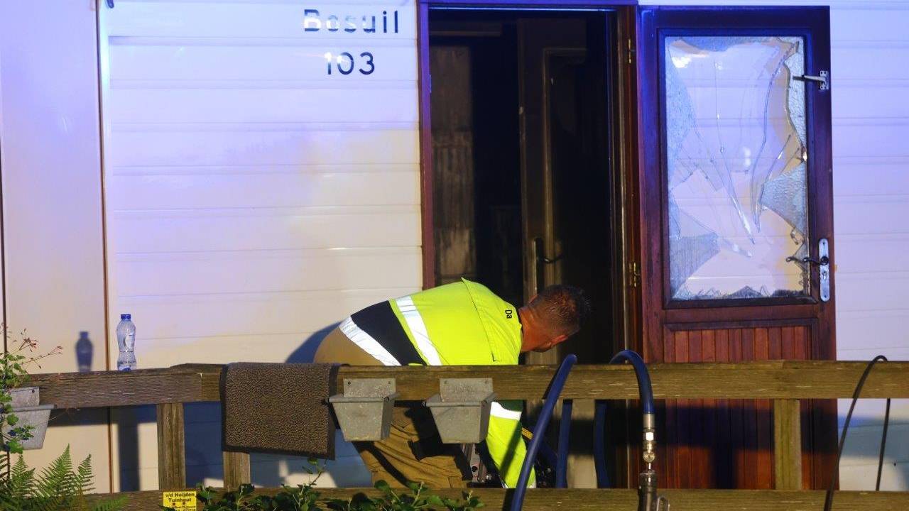 De brandweer moest de deur forceren om het chalet binnen te komen (foto: Bart Meesters).