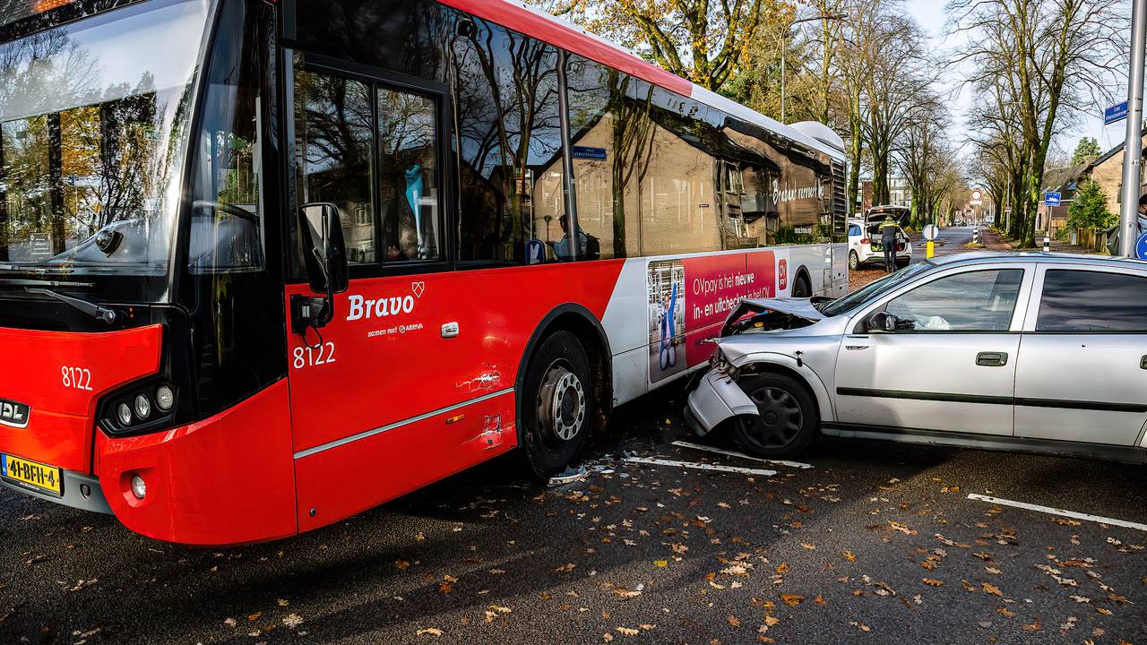Automobilist gewond bij botsing met stadsbus, buspassagiers ongedeerd.