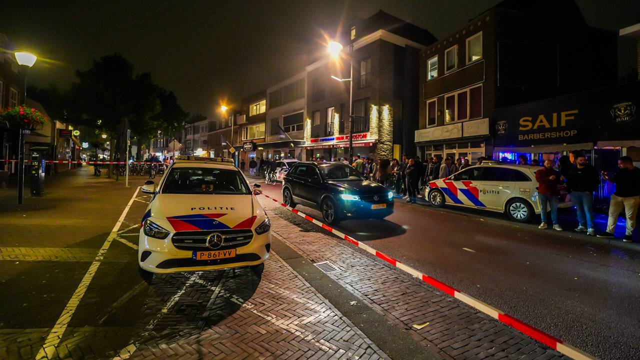 De politie-inzet aan de Kruisstraat in Eindhoven trok veel bekijks.