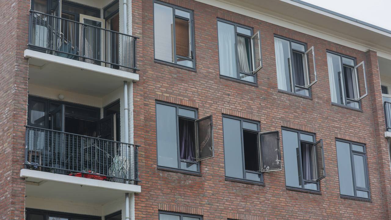 De flat werd vrijdagochtend nog altijd geventileerd om de rook uit het gebouw te krijgen (foto: Arno van der Linden/SQ Vision).