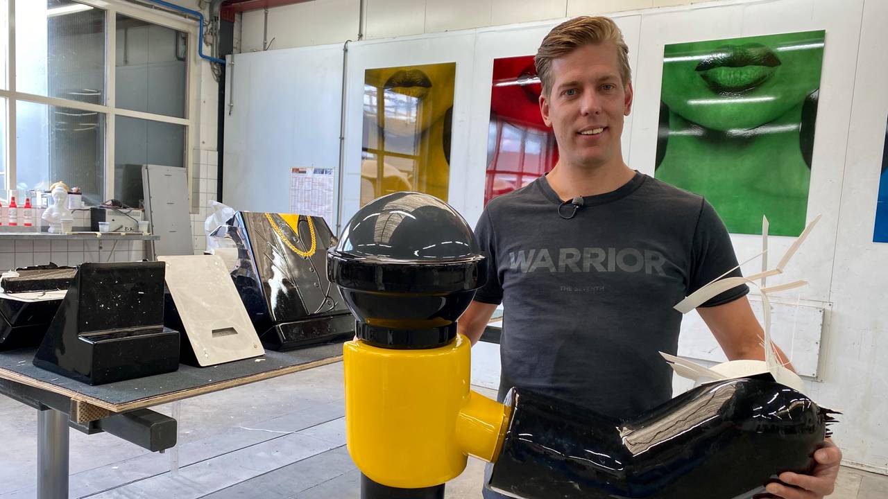 Remon van Zoggel met in z'n hand de arm van het André Hazes Lego-beeld (foto: Birgit Verhoeven)