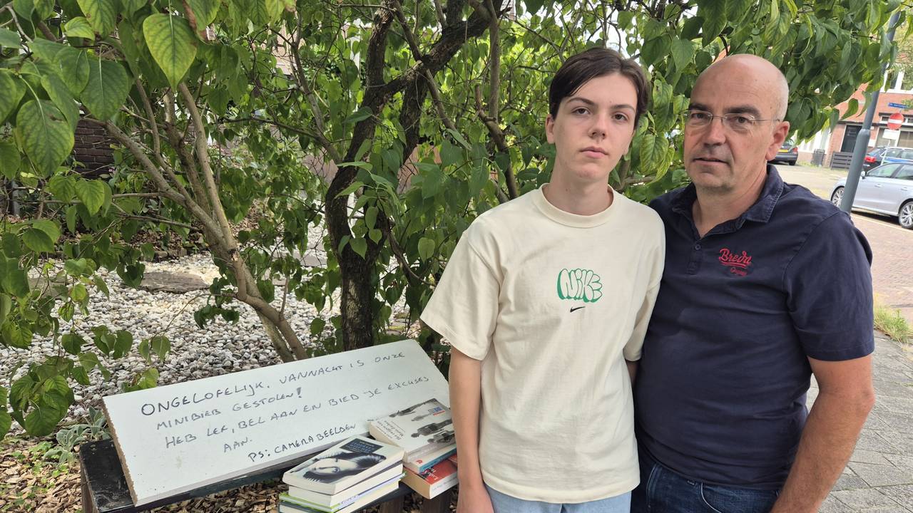 De minibieb van Daan en Pascal Rovers is gestolen uit hun voortuin (foto: Niek de Bruijn)