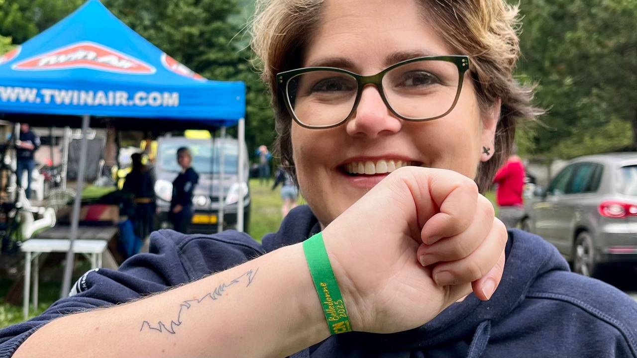 Mieke heeft zelfs de vorm van de klim laten tatoeëren op haar arm. (Foto: Hannelore Struijs)