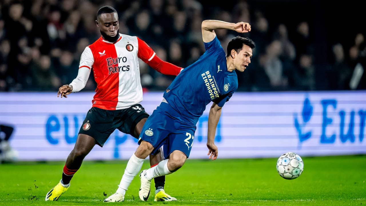 Hirving Lozano probeert zijn tegenstander te passeren (foto: Marcel van Dorst).