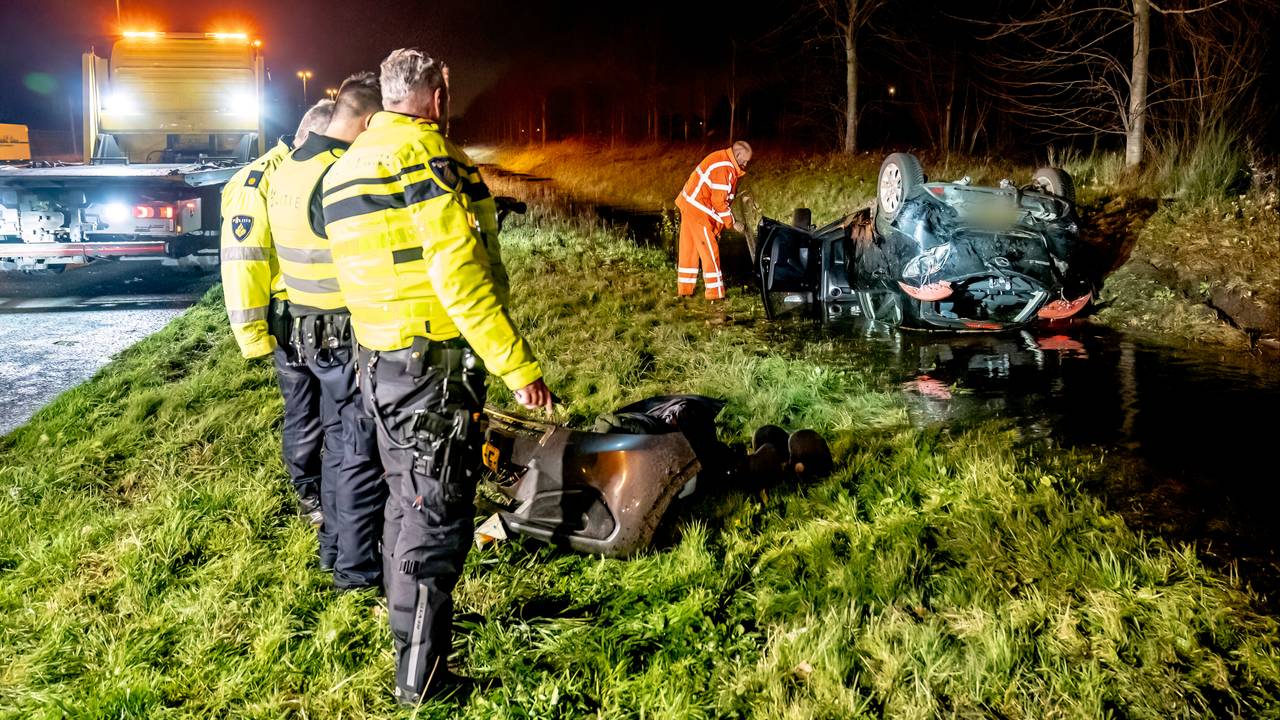 Auto Met 3 Kinderen Op De Achterbank Belandt Op Z'n Kop In Sloot Langs ...