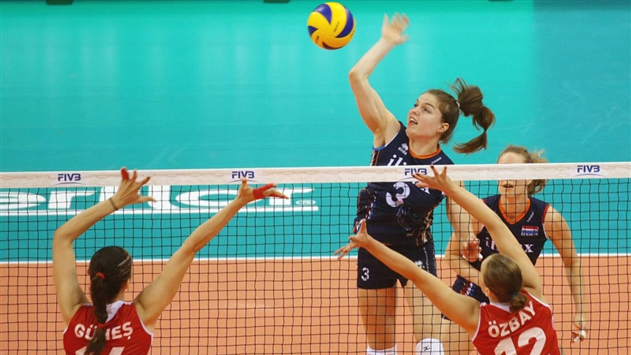 Volleybalster Yvon Beliën in actie