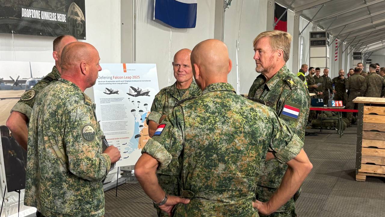 De Koning krijgt een briefing (foto: Raymond Merkx).