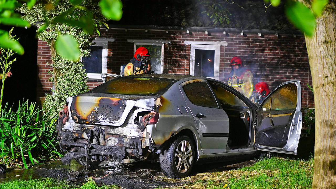 De brandweer kon niet voorkomen dat de auto aan de Maastrichterweg in Valkenswaard verloren ging (foto: Rico Vogels/SQ Vision).