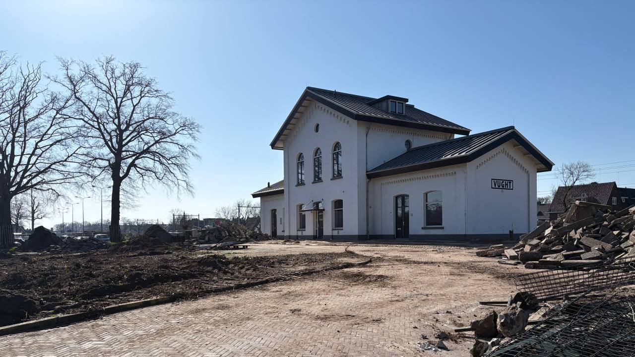Bij station Vught wordt volop gewerkt (foto: Jan Peels).