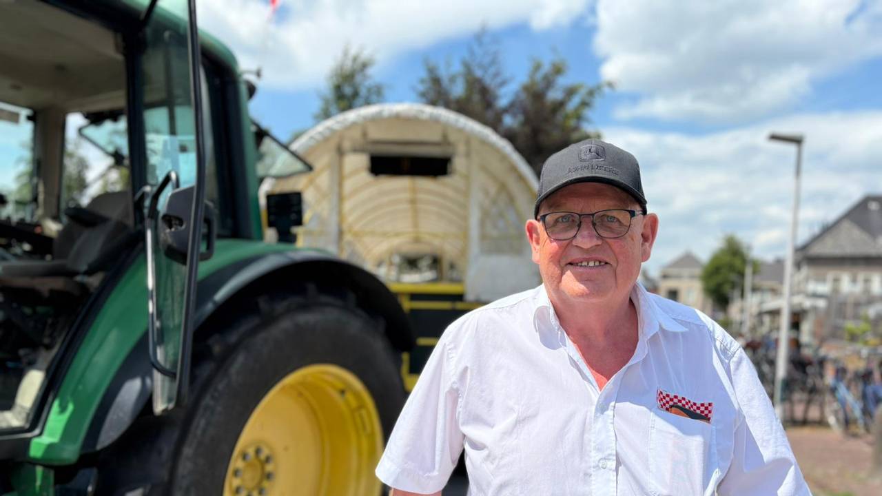 Piet Theuws rijdt iedere week rond voor een boerenovertrek (foto: Pieter Soethout)