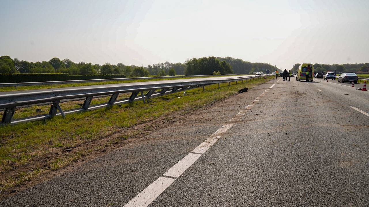 Het ongeluk op de A67 bij Asten gebeurde rond halftien zaterdagochtend (foto: Harrie Grijseels/SQ Vision).