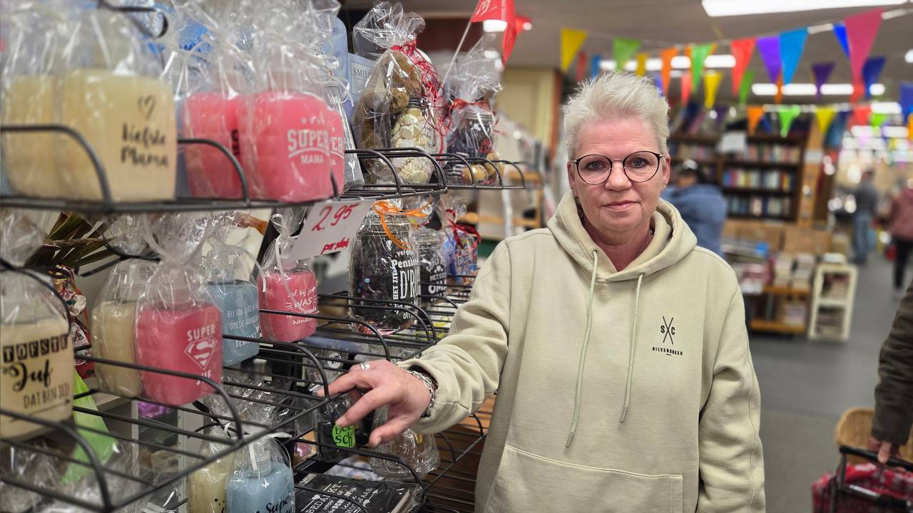 Onnechien van der Laan in haar kringloopwinkel 'n Habbekrats (foto: Noël van Hooft).