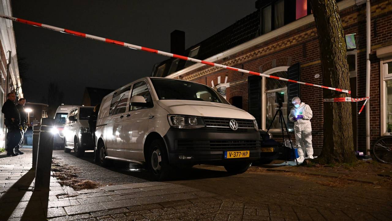 Een deel van de Klaverstraat in Tilburg werd na de vondst van de dode vrouw afgezet (foto: Toby de Kort/SQ Vision).