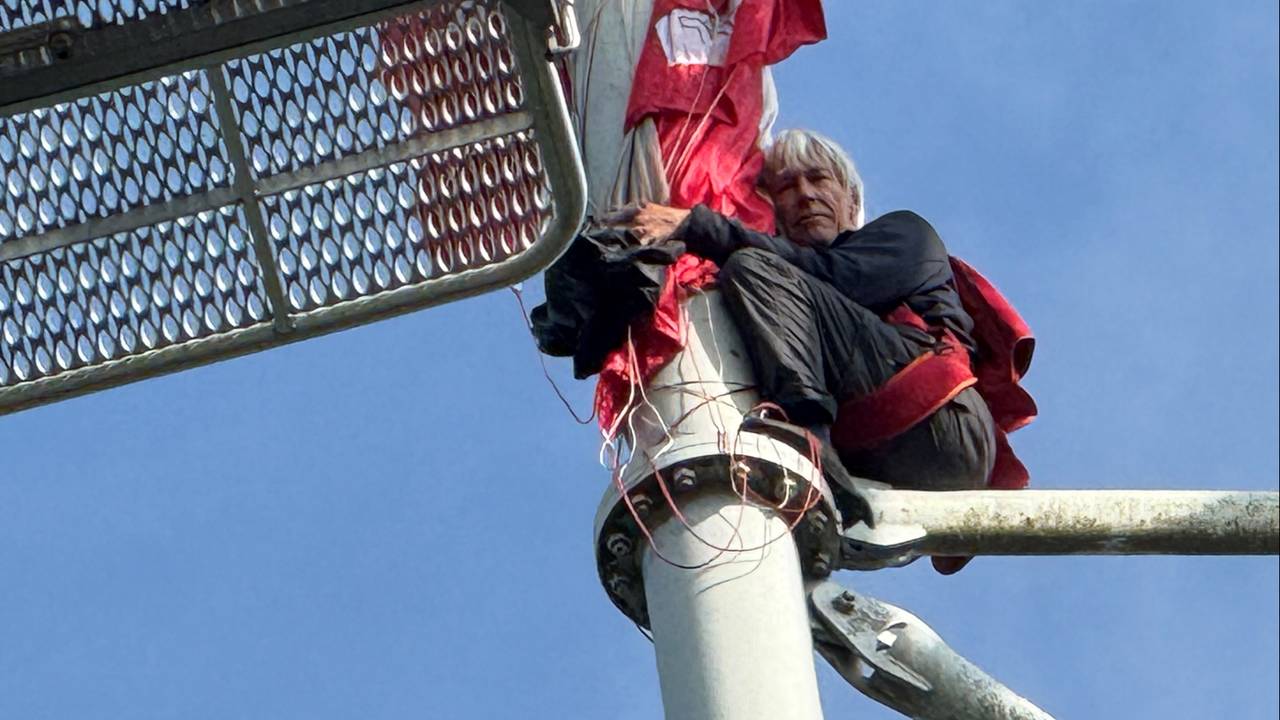 De basejumper Ronald Overdijk zat woensdag uren vast in een antennemast in Oss (foto: Jos Verkuijlen).