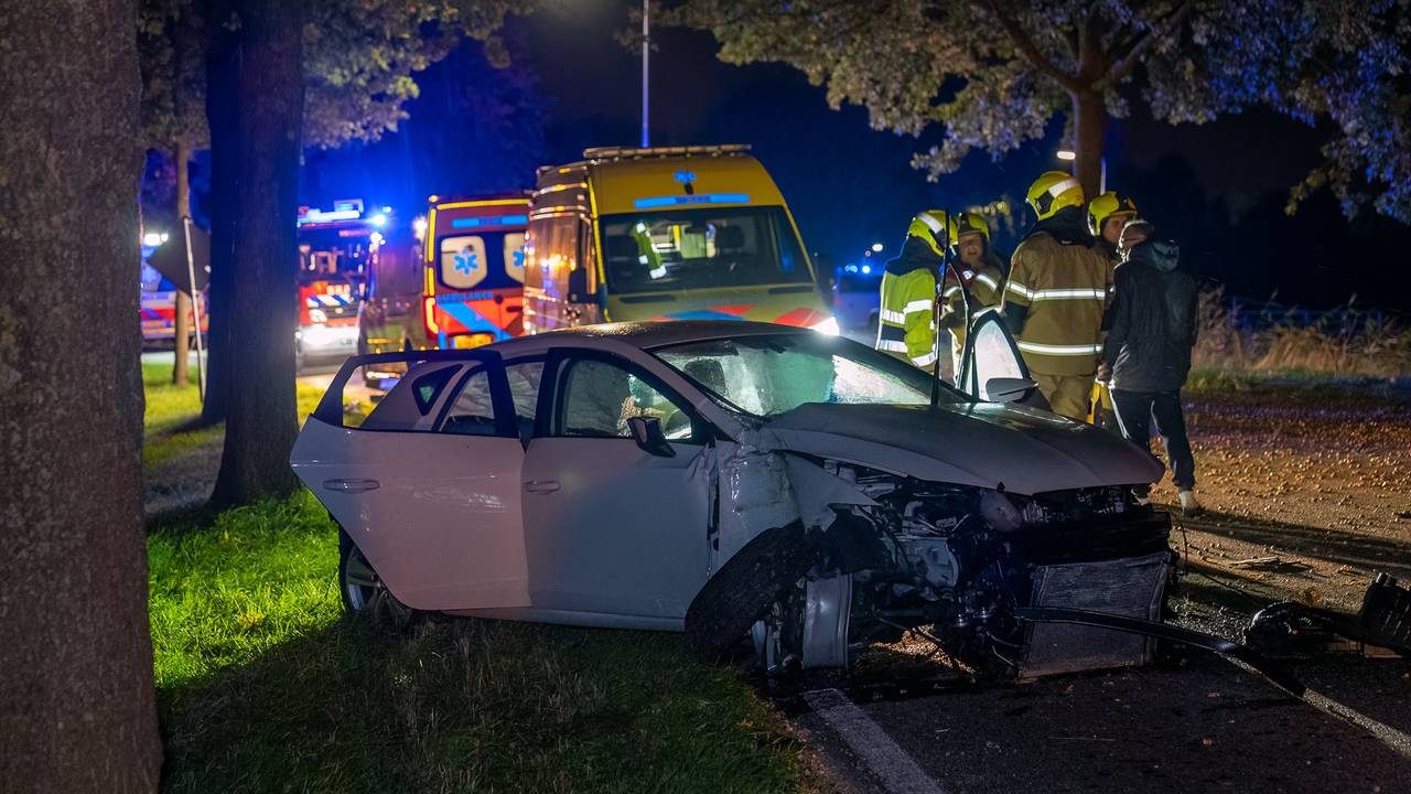 Five young people injured in a car accident in Herpt, trees and lamppost hit