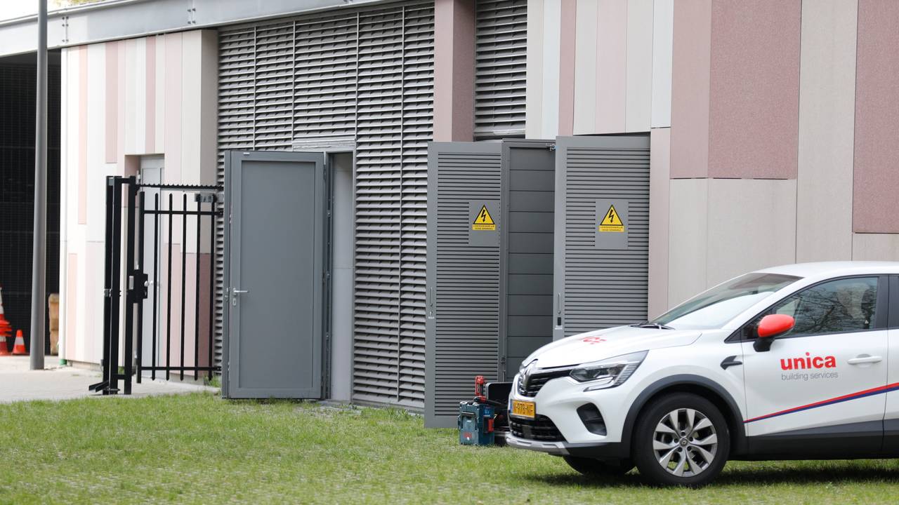 Problemen met de stroomvoorziening na een brand in de stroomkast naast het politiebureau in Bergen op Zoom (foto: Christian Traets/SQ Vision).