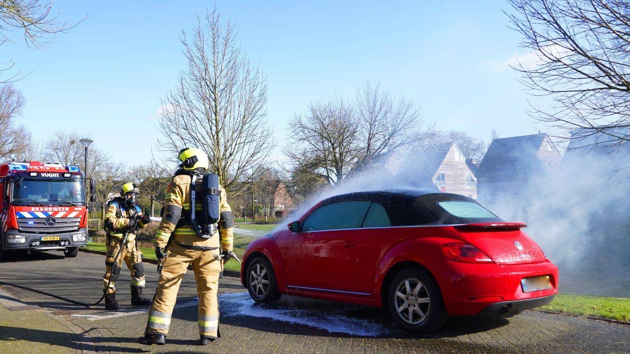 De wagen was tijdens het rijden in brand gevlogen (foto: Bart Meesters/Meesters Multi Media/SQ Vision).