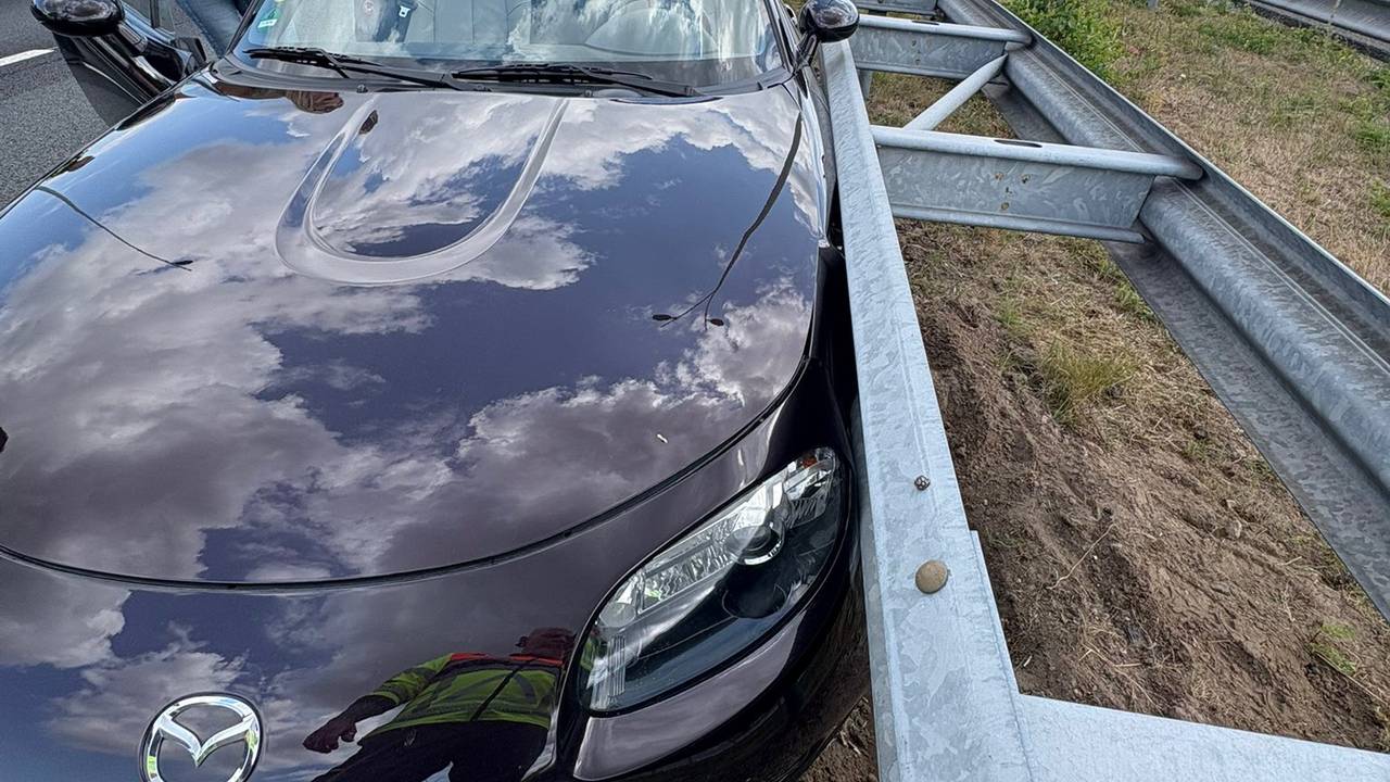 De auto zat vast onder de vangrail (foto: Weginspecteur Robert).