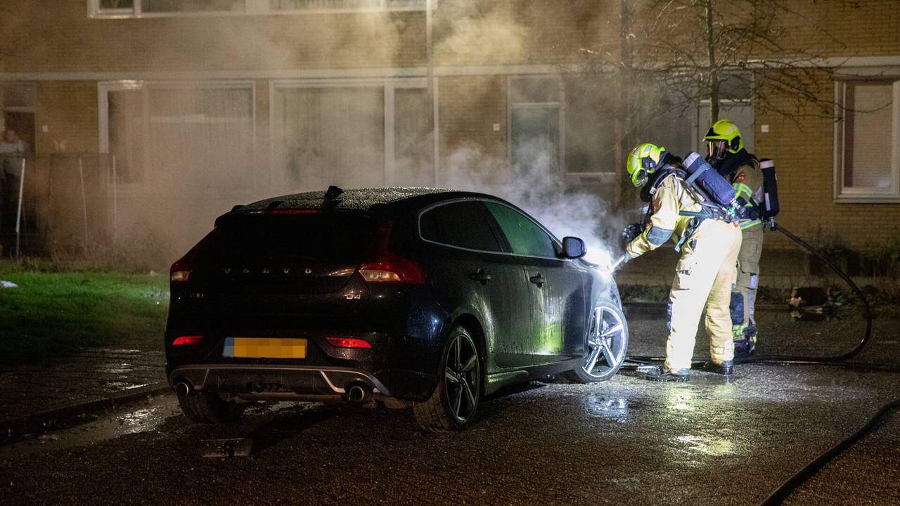 De autobrand aan de Gerard ter Borchstraat in Roosendaal. (foto: Christian Traets / SQ Vision).