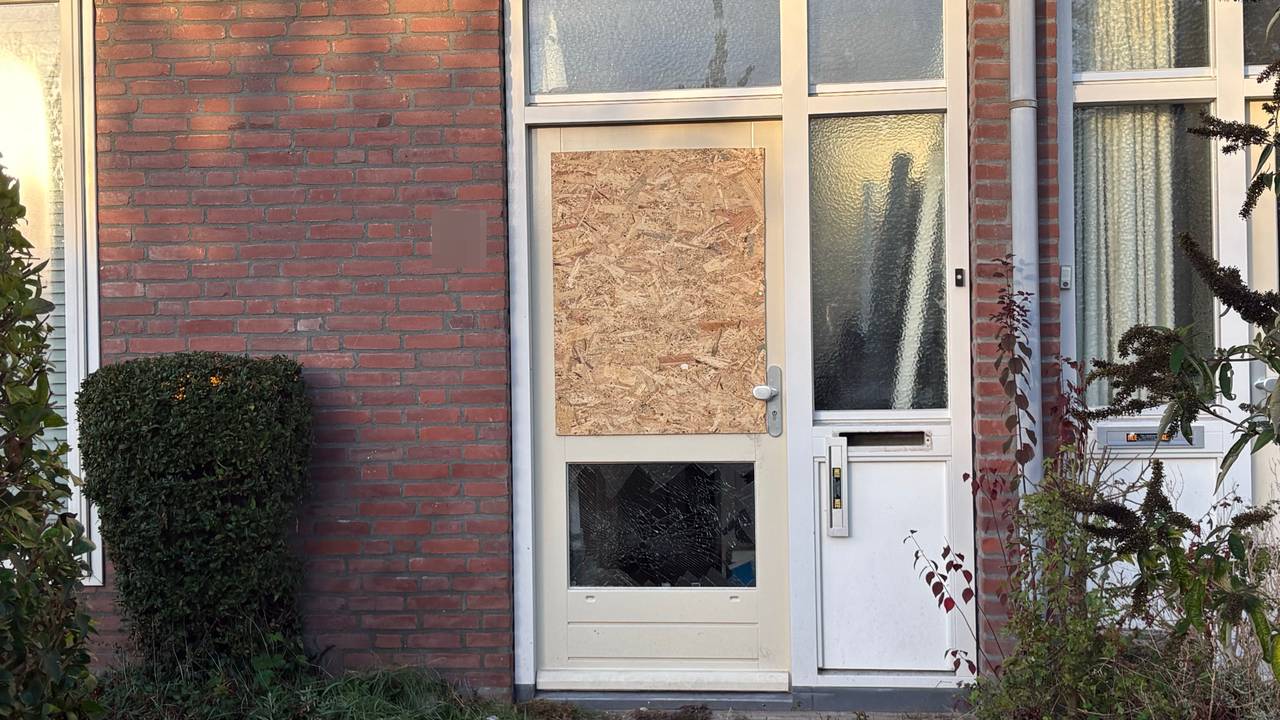 Voordeurraam geforceerd bij politie-inval in Valkenswaard (foto: Ruud Ritzen).