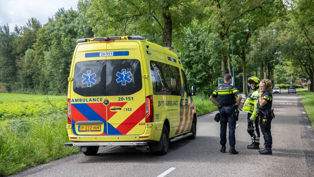 De bestuurster van de gecrashte auto in Klundert is voor verder onderzoek naar een ziekenhuis gebracht (foto: Christian Traets/SQ Vision). 