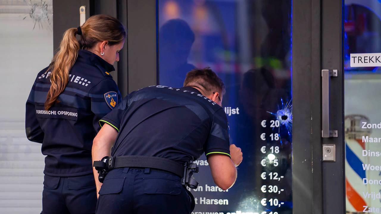 De deur van de kapperszaak is geraakt (foto: Gabor Heeres/SQ Vision).