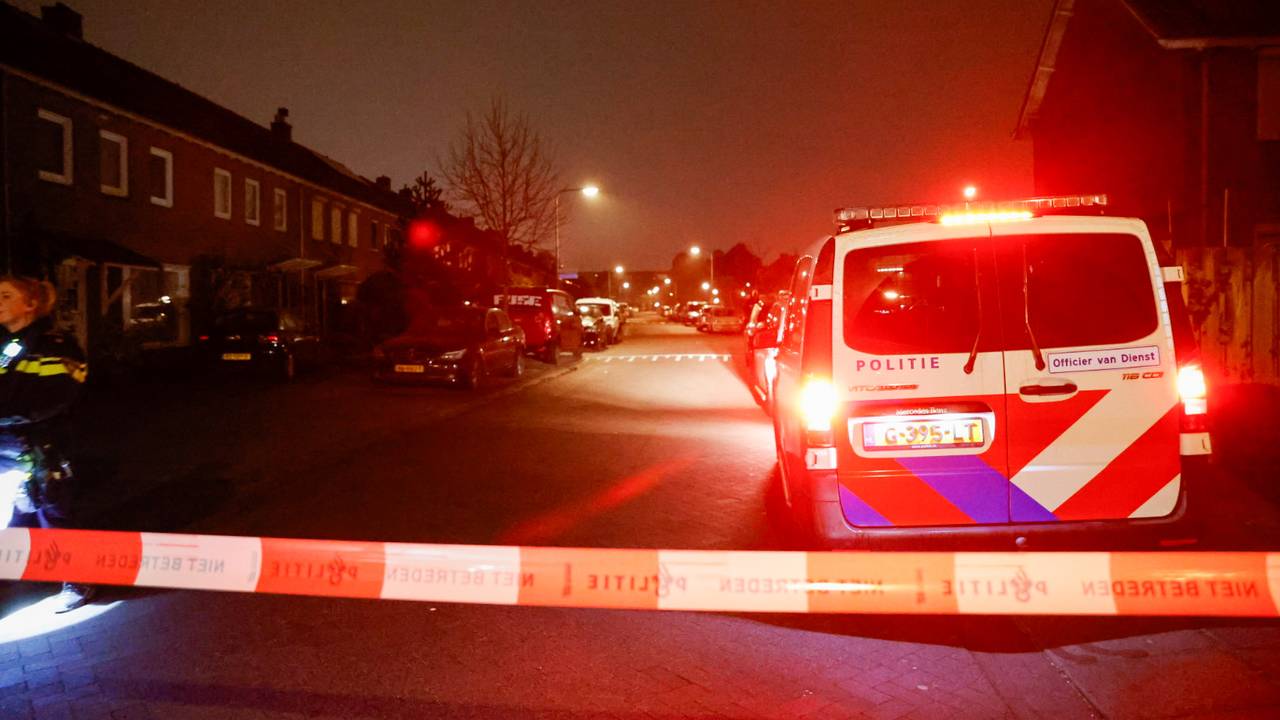 De man werd gewond gevonden op straat in Oss (foto:  Persbureau Heitink).