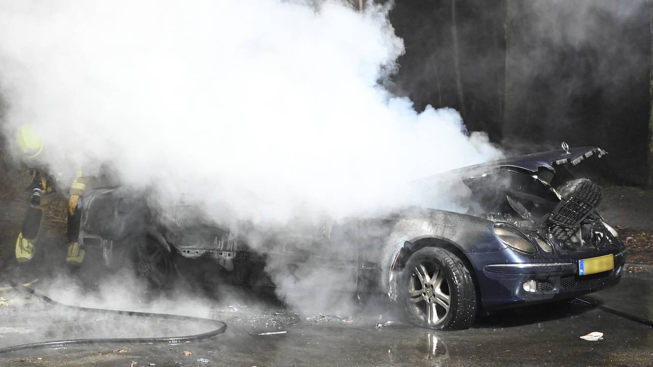 Van de auto aan de Grote Houw in Breda bleef weinig over (foto: Perry Roovers/SQ Vision).