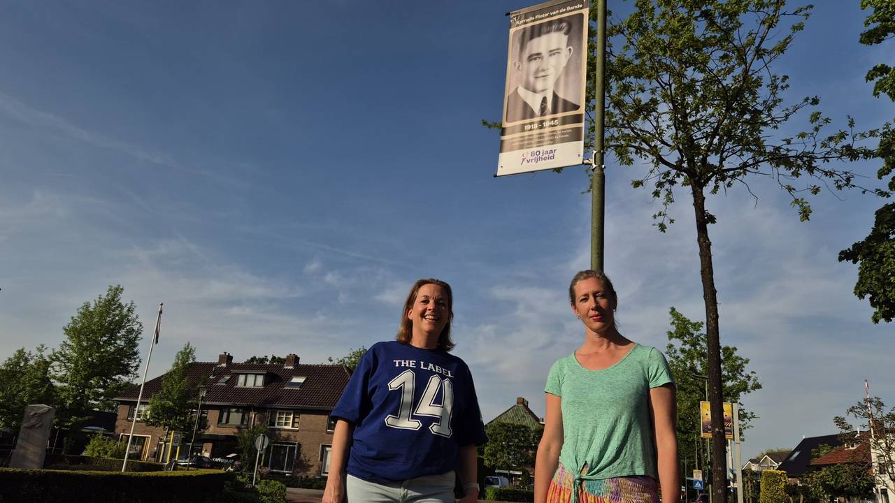 Marlies (links) en Wytske bij één van de portretten, voor het Verzetsmonument in Sleeuwijk (foto: Niek de Bruijn).
