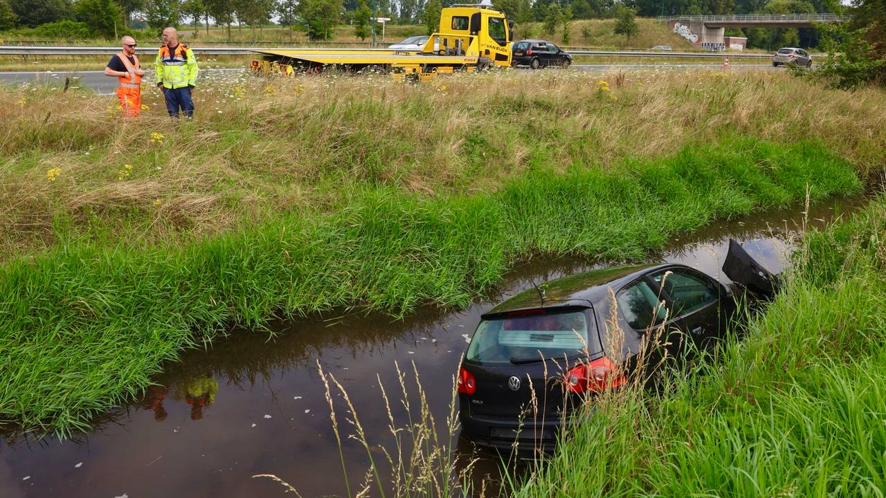 De auto belandde in de sloot naast de A50 bij Sint-Oedenrode (foto: Sander van Gils/SQ Vision).