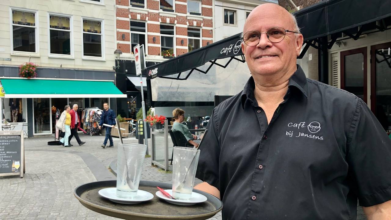 Cafébaas Kees Jansens is voortdurend alert op voorbijrazende fietsers of brommerrijders (foto: Erik Peeters)