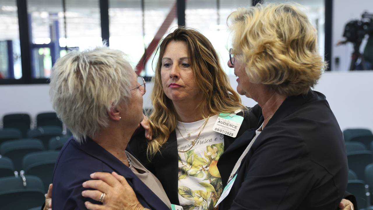 Jeanne Hornikx (r) uit Goirle is opgelucht na de uitspraak (foto: Antonin UTZ/Associated Press/ANP))