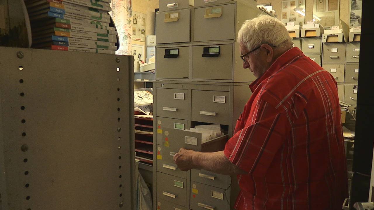 Jan de Haan woont én leeft tussen zijn verzameling van 500.000 bidprentjes 