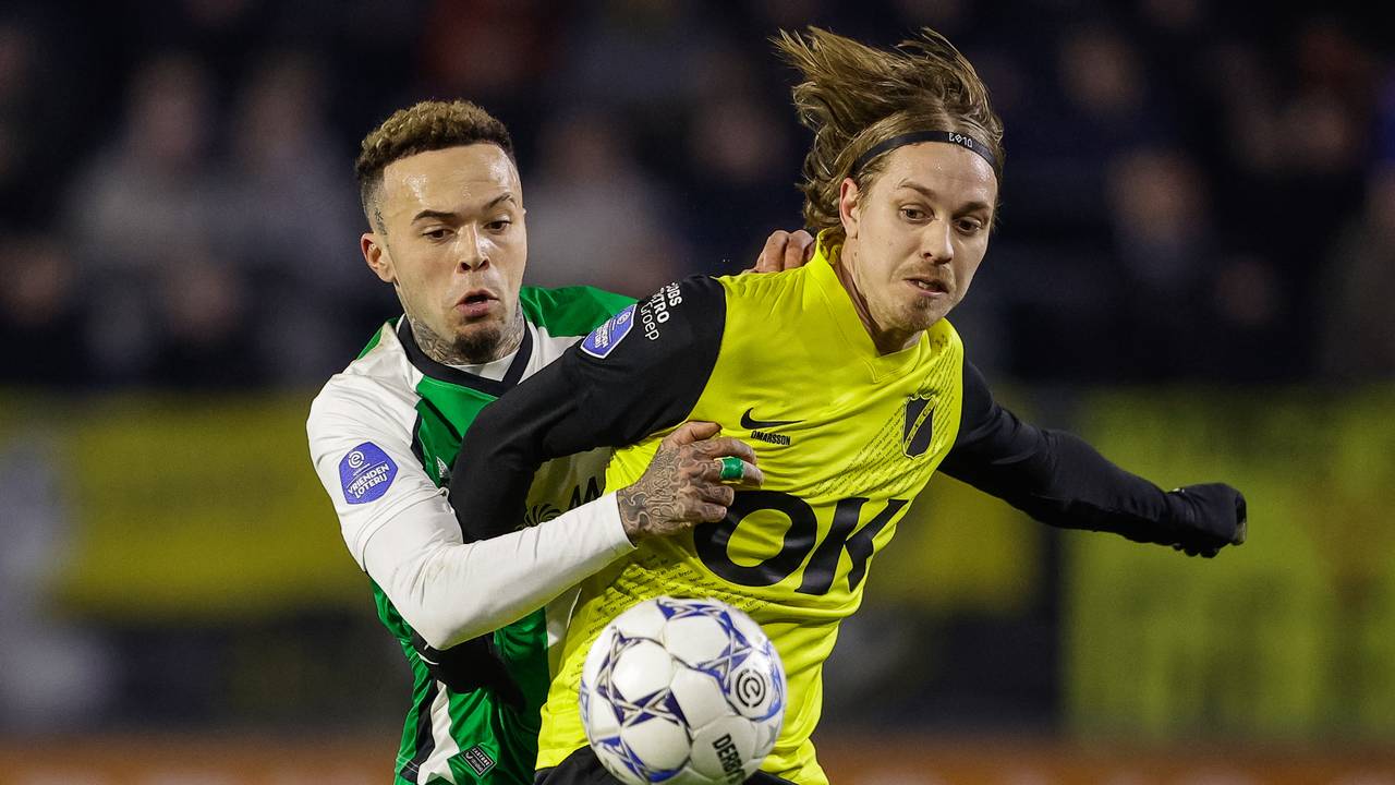 Elias Ómarsson hier voor NAC in actie tegen Feyenoord (foto: Broer van den Boom/Orange Pictures).