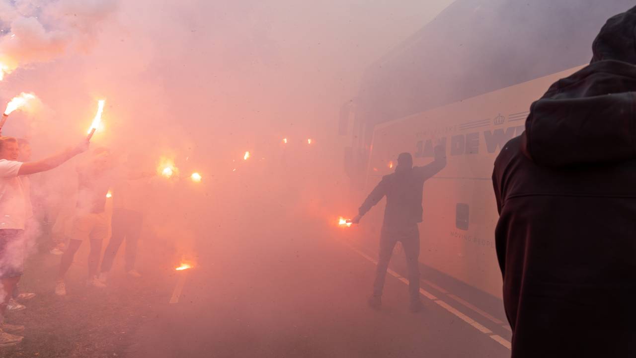 De spelers van Telstar worden met vuurwerk uitgezwaaid om op weg te gaan naar Tilburg (foto: ANP).