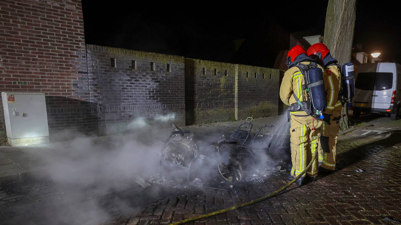 Van de 45-kilometerauto bleef slechts een geraamte over (foto: SQ Vision).