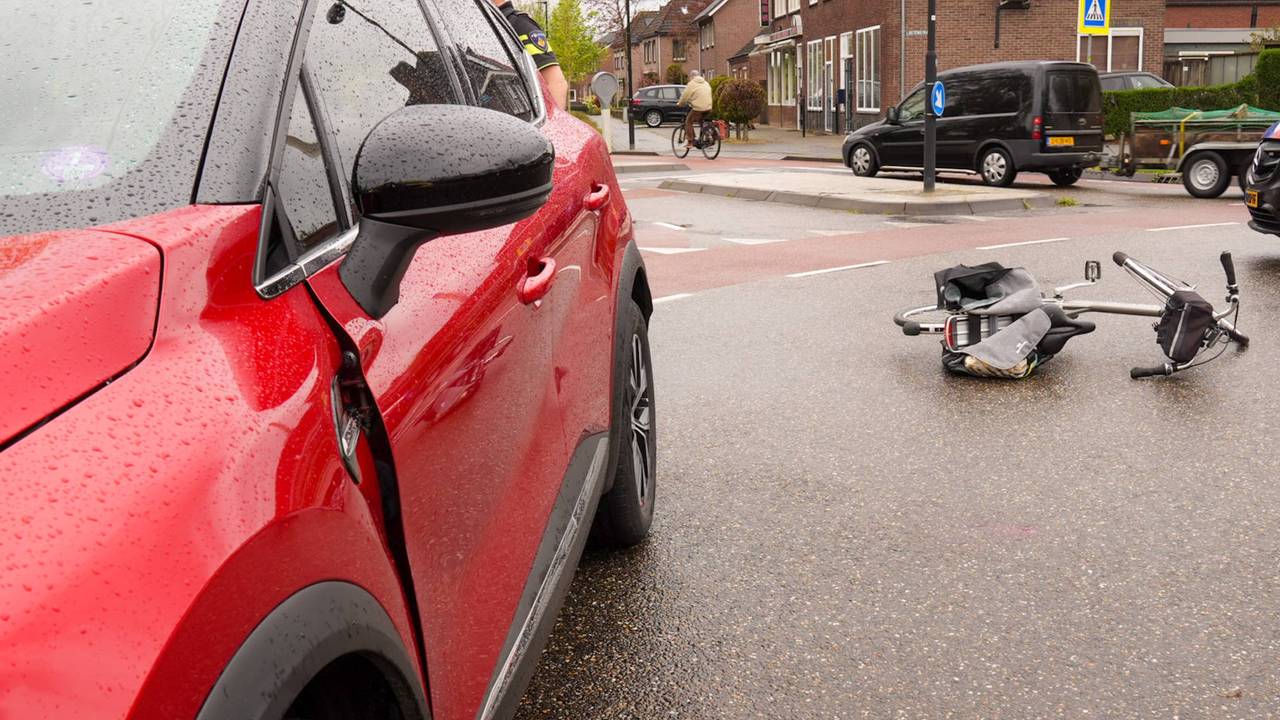 Vrouw op fiets ernstig gewond (foto: Harrie Grijseels/Persbureau Heitink).