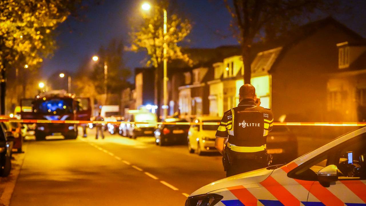 De politie heeft de omgeving van het gebouw in Eindhoven afgezet (foto: SQ Vision).