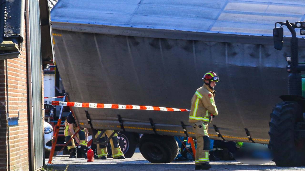 De man kwam onder de aanhanger en raakte gewond. Foto: Harrie Grijseels/SQ Vision Mediaprodukties.