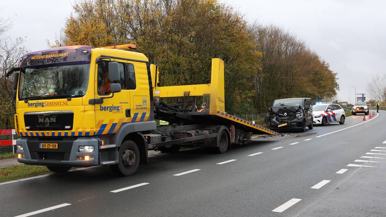Een bestelbus is na de botsing bij Boxtel meegenomen door een bergingsbedrijf (foto: Sander van Gils/SQ Vision).