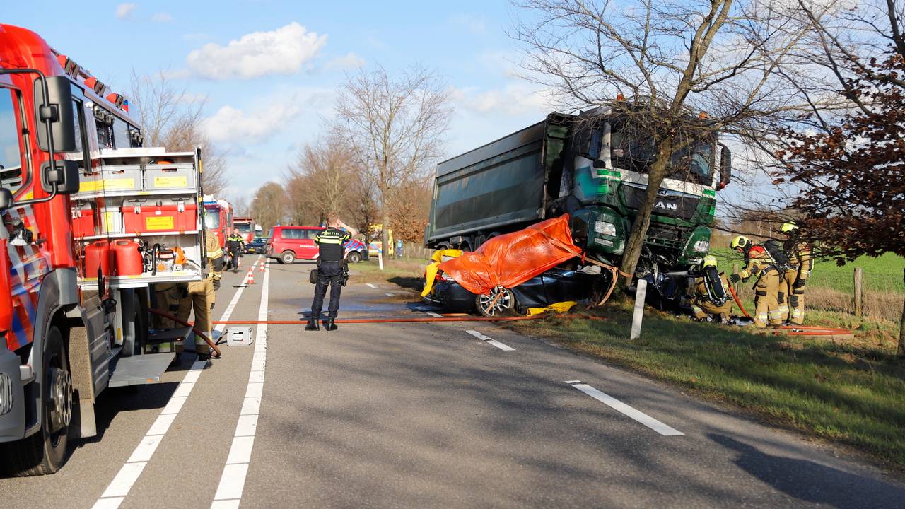 Auto belandt onder vrachtwagen bij ongeluk.