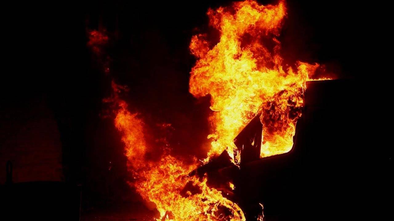 De bedrijfsbus was niet meer te redden (foto: Bart Meesters).