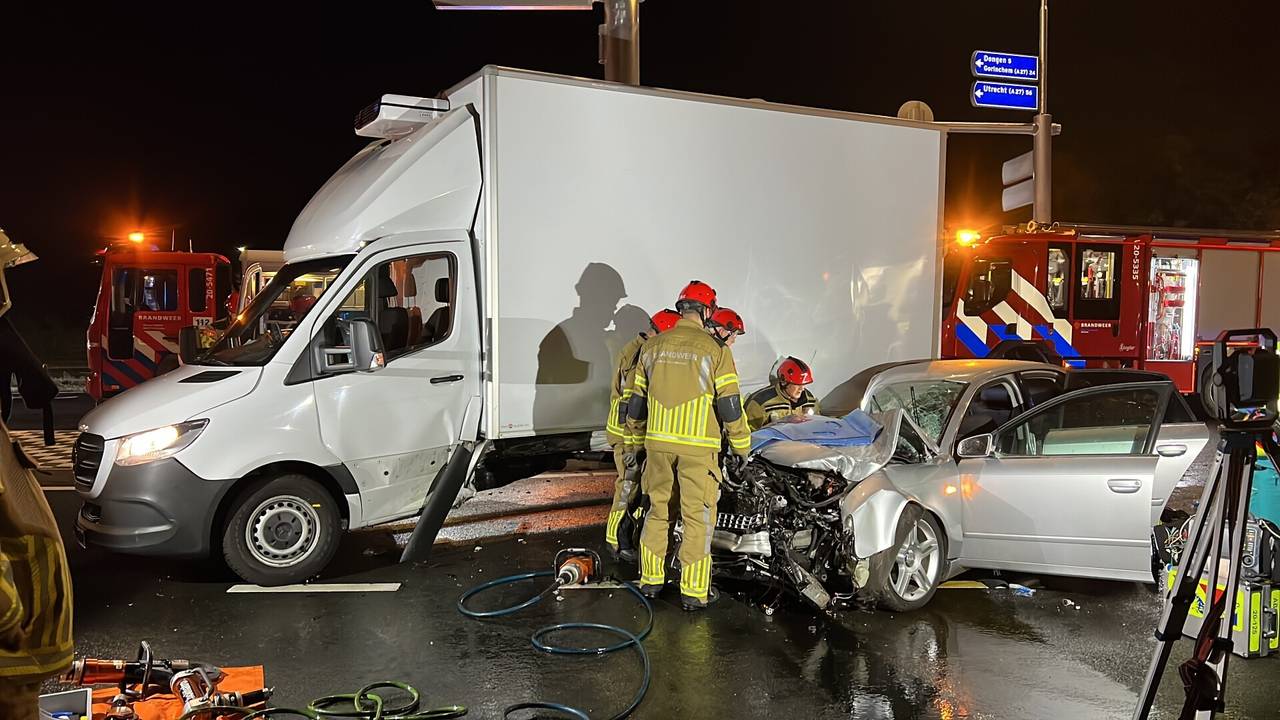 Zwaar ongeluk in Oosterhout, twee mensen ernstig gewond.