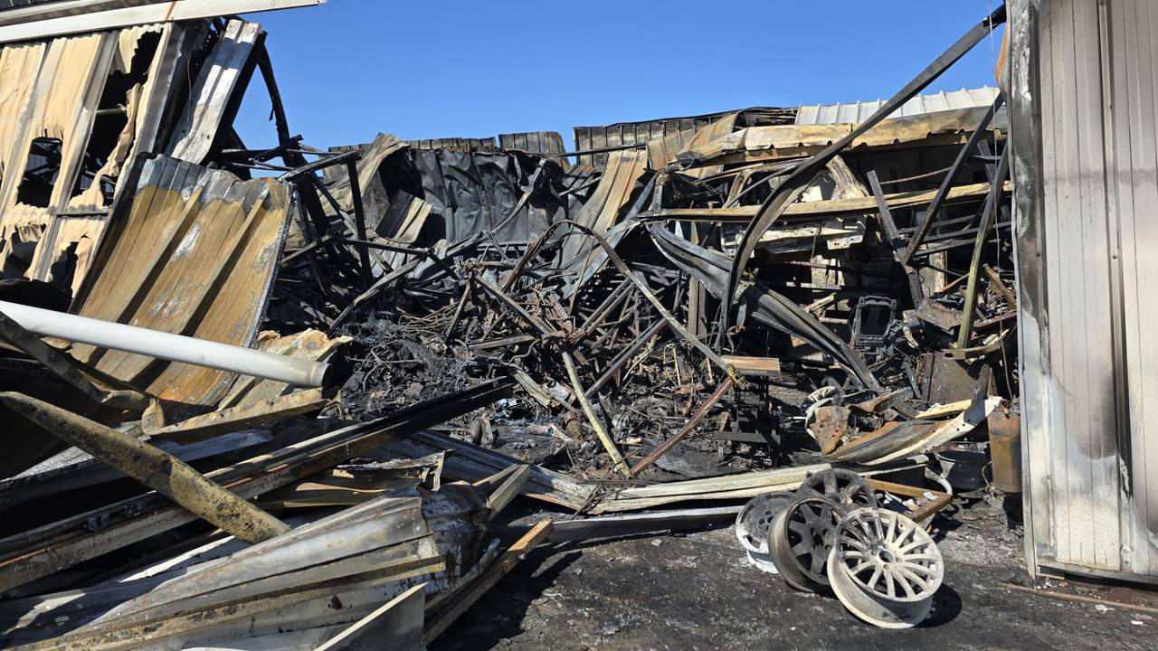 De achterste loods ligt er verloren bij na de brand (foto: Steffie den Hartog).