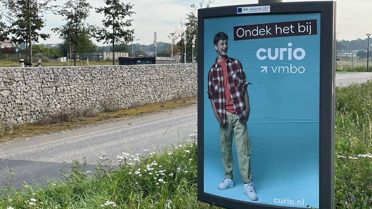 De borden met tikfout hangen op verschillende plekken in West-Brabant (Foto: Robert te Veele)