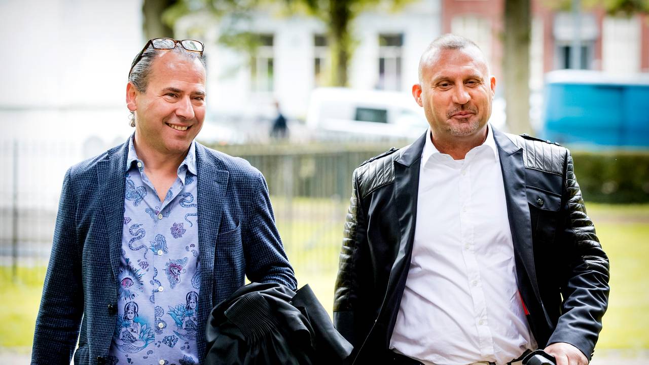 Klaas Otto (rechts) komt samen met zijn advocaat Louis de Leon aan bij de rechtbank van Groningen voor de rechtszaak tegen vier kopstukken van motorclub No Surrender. Foto: ANP.